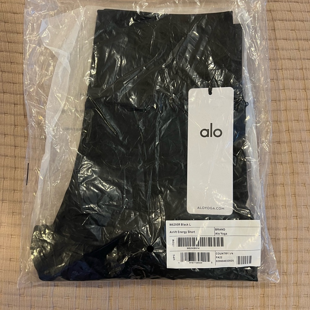 ALO Yoga Airlift Energy Short Black New In Bag - Picture 2 of 3